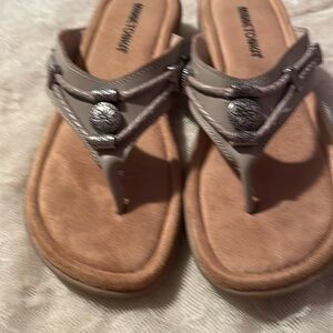 Minnetonka Women's Beige and Tan Sandals